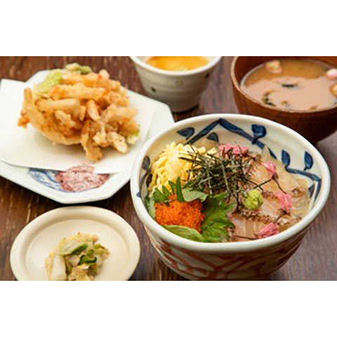 桜鯛の春色丼と季節のかき揚げ御膳 ￥1,701（税込￥1,890）